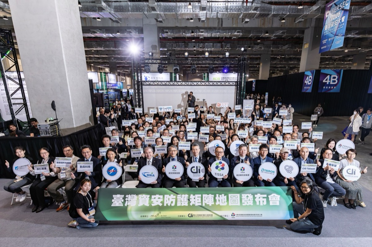 2026 CYBERSEC 臺灣資安館，臺灣資安防護矩陣地圖發布會全體合影，六大產業公協會代表與數十家資安廠商共同出席